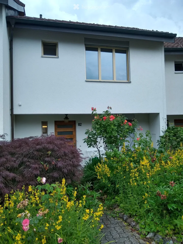 Maison de rang rénovée récemment avec jardin dans un quartier familial