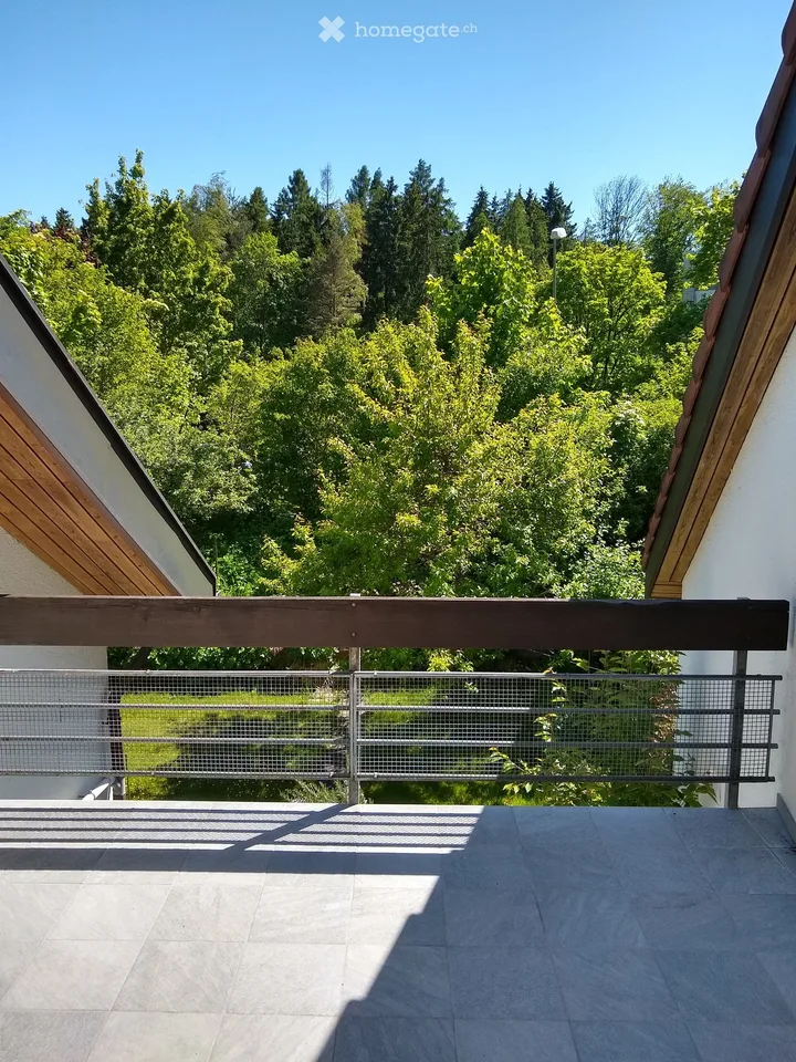 Maison de rang rénovée récemment avec jardin dans un quartier familial