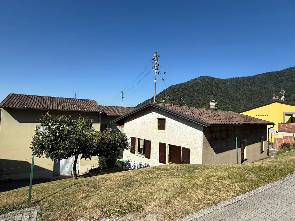 Casa unifamiliare, ampliabile, comoda con due ampi garage – foto 2 di 9