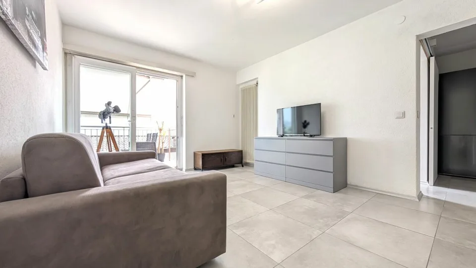 LOCATION À COURT TERME TOUT COMPRIS - Appartement meublé accueillant avec vue sur le lac