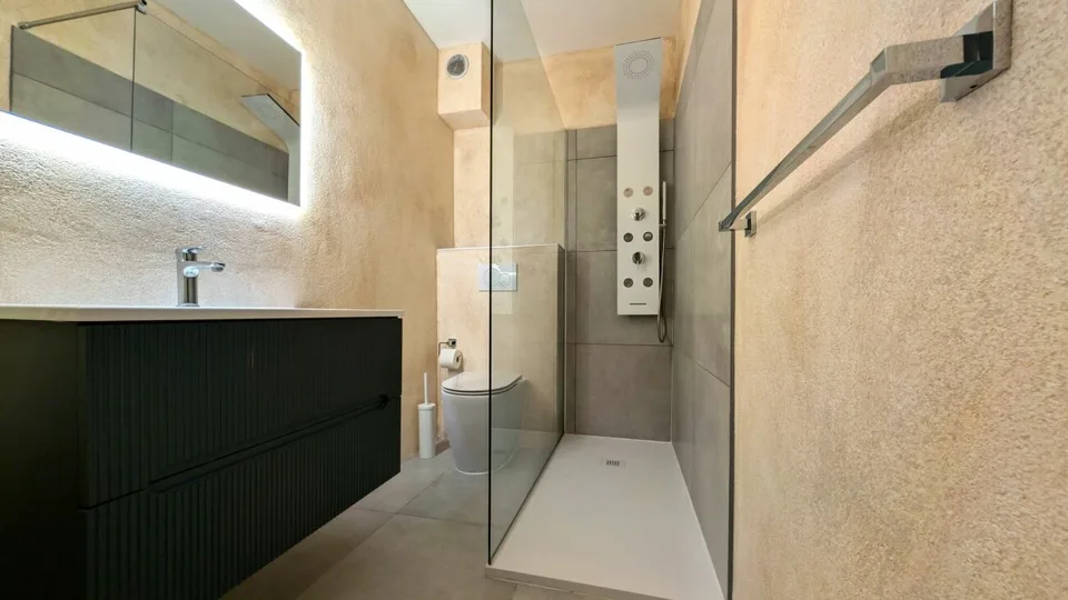 LOCATION À COURT TERME TOUT COMPRIS - Appartement meublé accueillant avec vue sur le lac