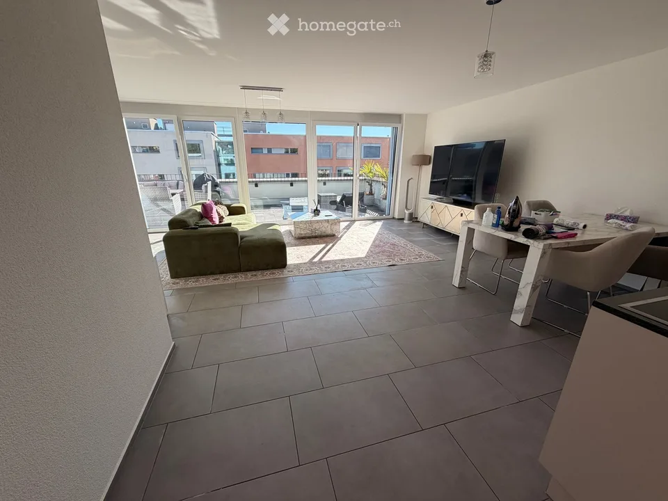 Charmante 2.5-Zimmer-Attikawohnung in Wallisellen – Modern, hell und sofort verfügbar!