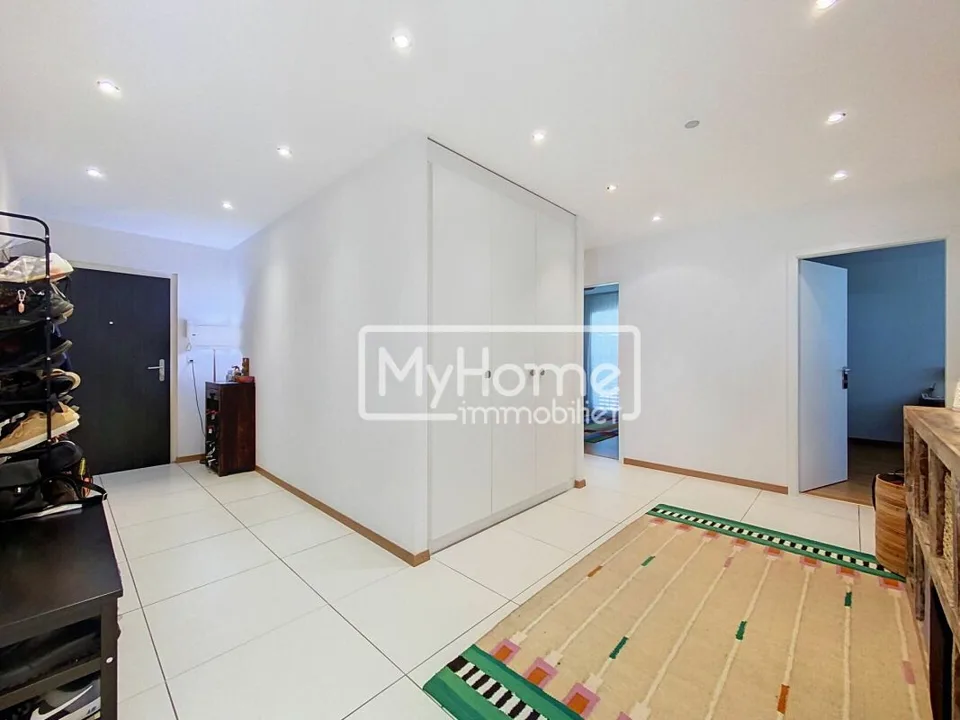Spacieux appartement de 4,5 pièces avec un grand balcon d'angle dans un environnement résidentiel recherché – photo 2 sur 21