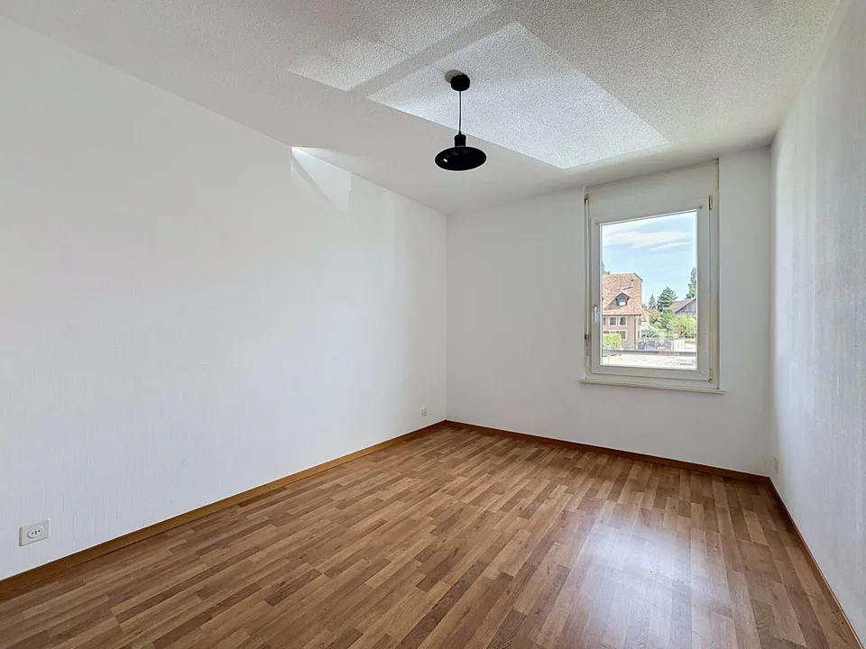 Zum sofortigen Bezug – 3.5 Zimmer Durchgangswohnung, Balkon und ruhige Dorfatmosphäre – Foto 8 von 12