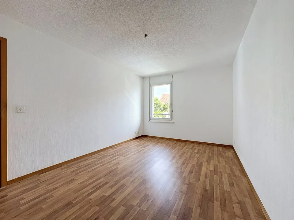 Zum sofortigen Bezug – 3.5 Zimmer Durchgangswohnung, Balkon und ruhige Dorfatmosphäre – Foto 5 von 12