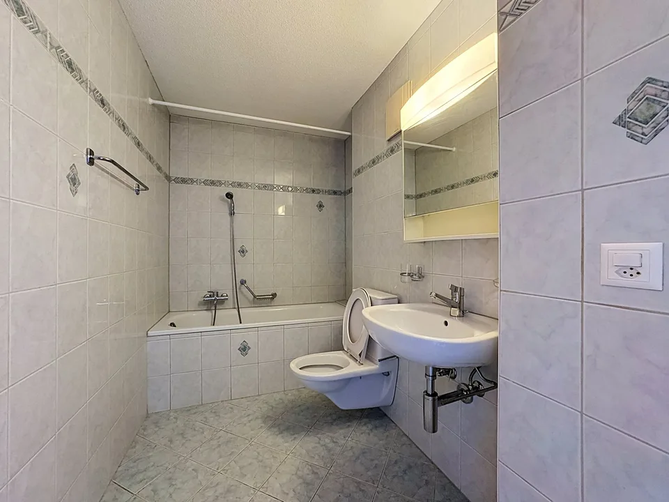 Zum sofortigen Bezug – 3.5 Zimmer Durchgangswohnung, Balkon und ruhige Dorfatmosphäre – Foto 11 von 12