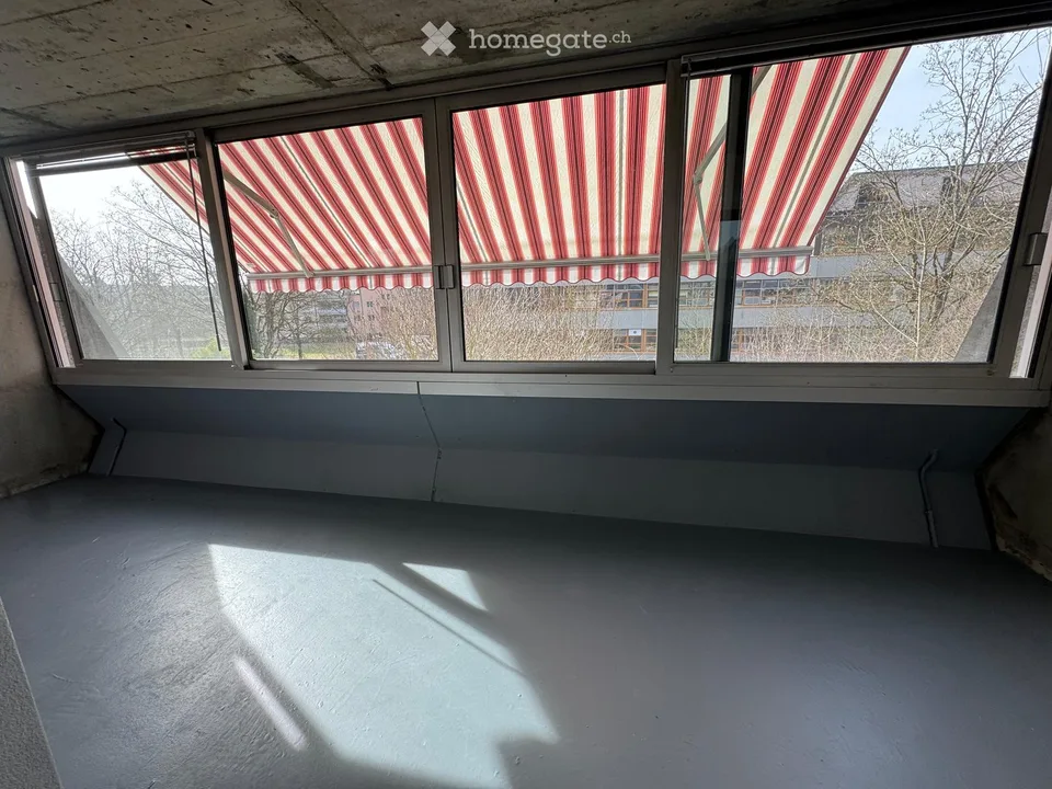Appartamento luminoso 4.5 locali con balcone e vista panoramica a Illnau
