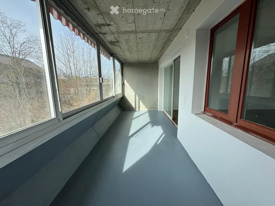 Appartamento luminoso 4.5 locali con balcone e vista panoramica a Illnau