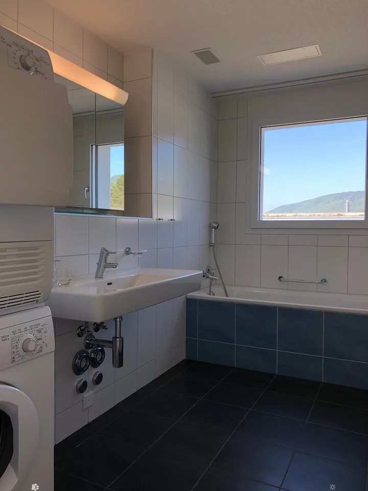 Appartement en duplex lumineux 3 pièces avec balcon et certificat Minergie à Biel – photo 3 sur 9