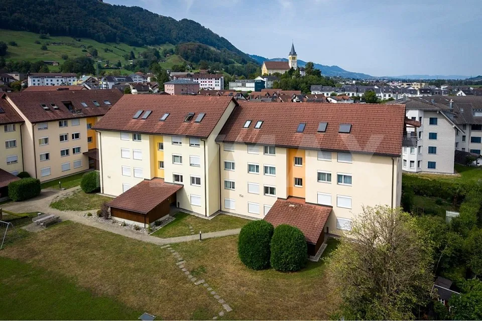 Appartamento 4.5 locali ben mantenuto con ampio balcone in vendita! – foto 4 di 14