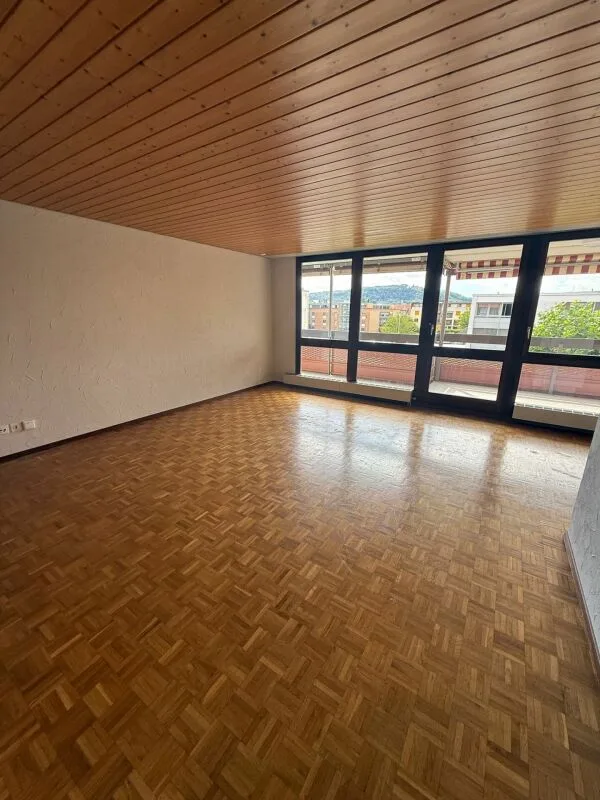 4.5 room apartment, with a sunny balcony waiting for new life.