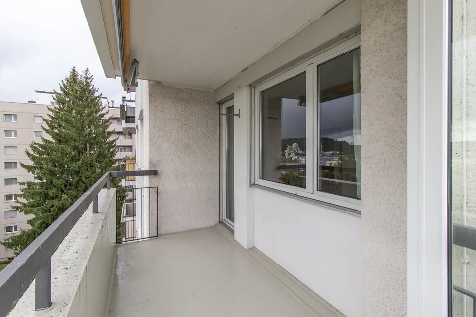 Schöne moderne 3.5 Zimmerwohnung mit Balkon und grüne Umgebung
