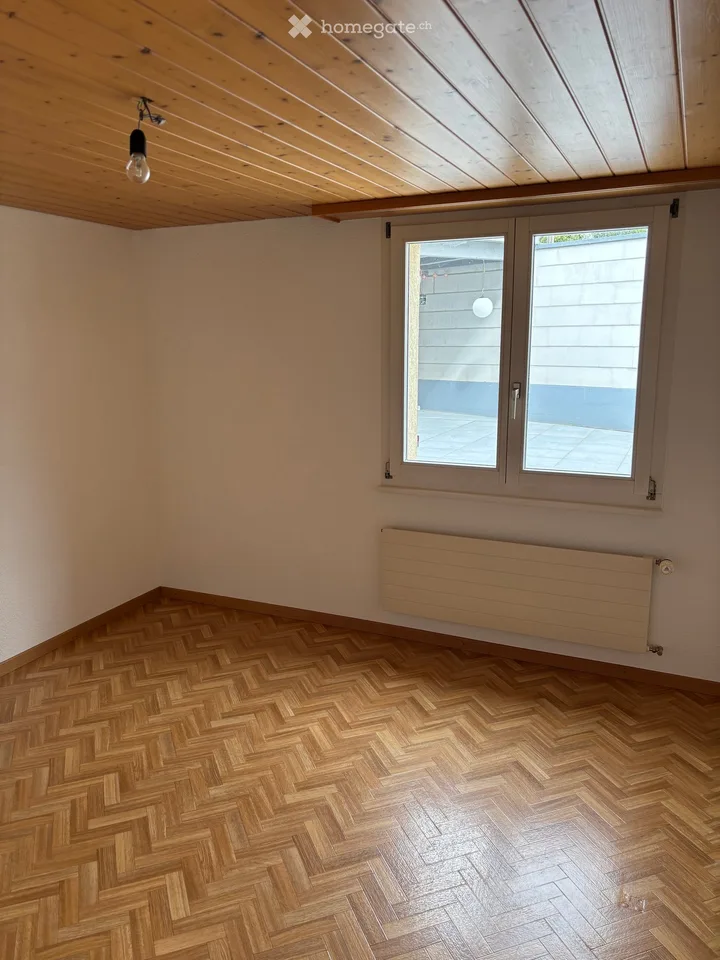 Helle 4.5-Zimmer-Wohnung mit Garten in Kräiligen