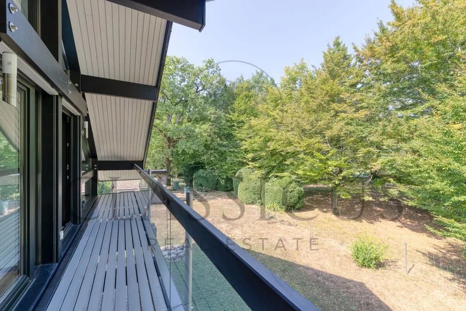 Villa luminosa e moderna con giardino alberato, ai margini del Golf di Ginevra – foto 8 di 17