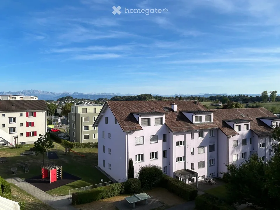 Ruhige und sonnige Dachwohnung mit Aussicht