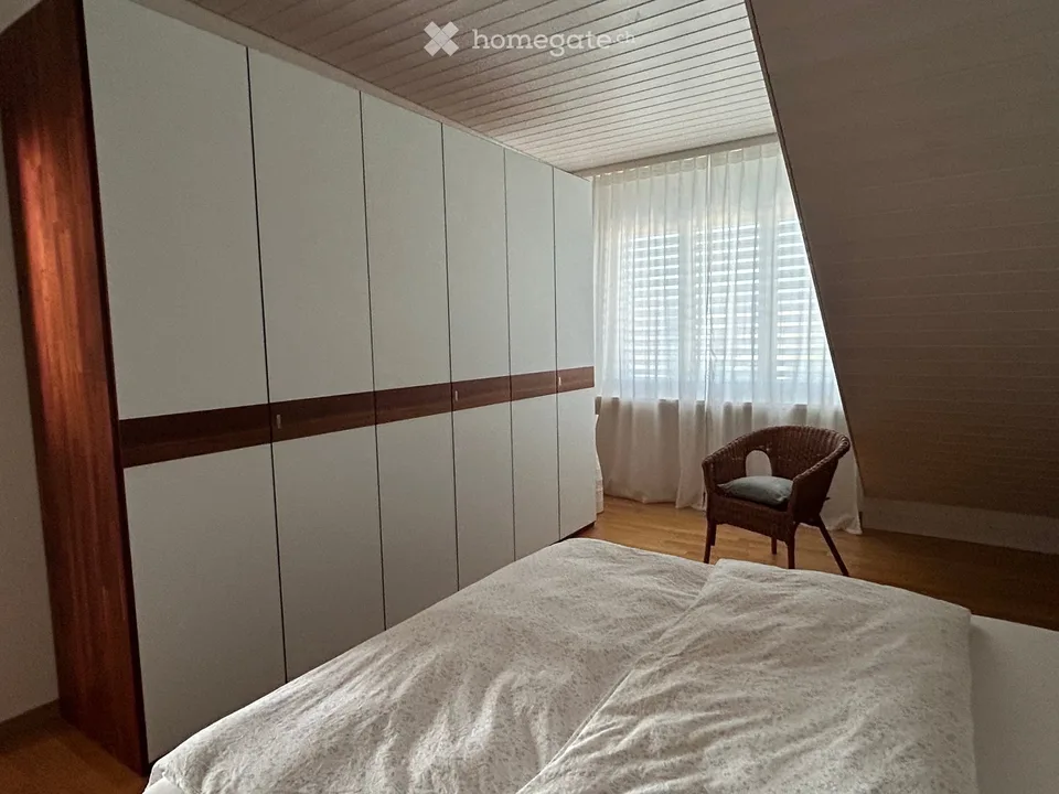 Ruhige und sonnige Dachwohnung mit Aussicht