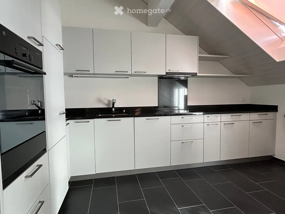Ruhige und sonnige Dachwohnung mit Aussicht