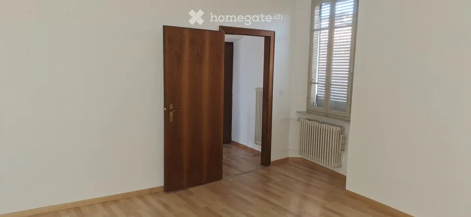 Wohnung in Doppelhaushälfte mit Innenhof und Parkplatz – Foto 3 von 5