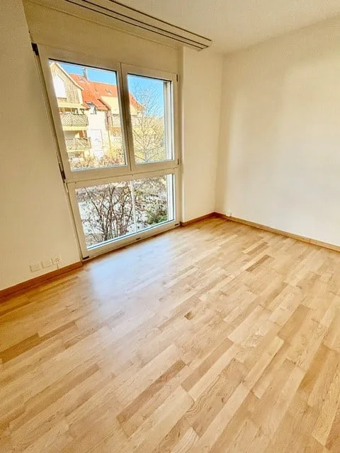 Appartement rénové de 3,5 pièces lumineux avec balcon dans un quartier verdoyant à Hochfelden près de Bülach