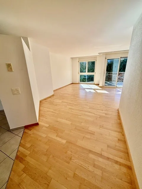 Appartement rénové de 3,5 pièces lumineux avec balcon dans un quartier verdoyant à Hochfelden près de Bülach