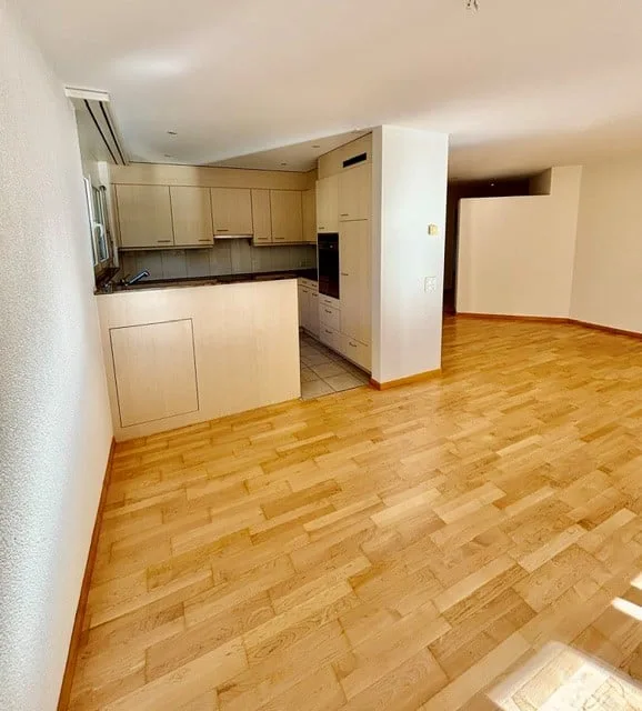Appartement rénové de 3,5 pièces lumineux avec balcon dans un quartier verdoyant à Hochfelden près de Bülach