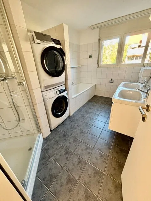 Appartement rénové de 3,5 pièces lumineux avec balcon dans un quartier verdoyant à Hochfelden près de Bülach