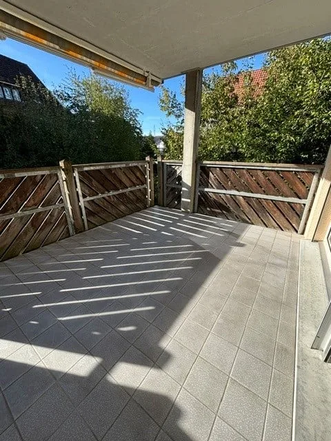 Appartement rénové de 3,5 pièces lumineux avec balcon dans un quartier verdoyant à Hochfelden près de Bülach