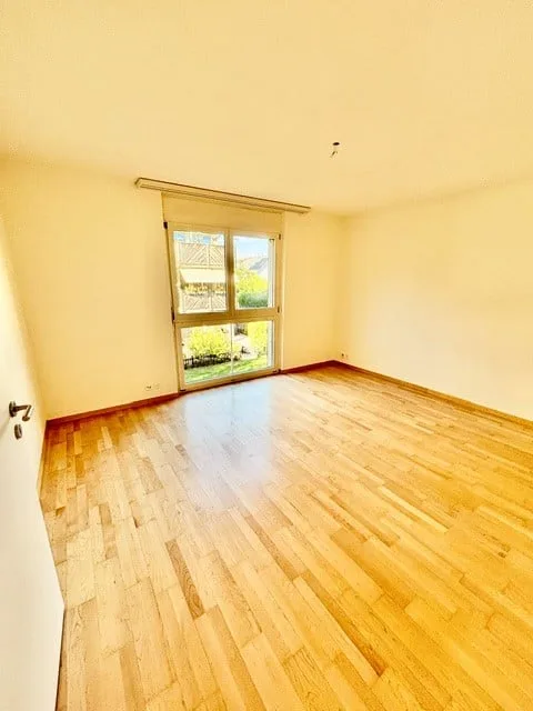 Appartement rénové de 3,5 pièces lumineux avec balcon dans un quartier verdoyant à Hochfelden près de Bülach