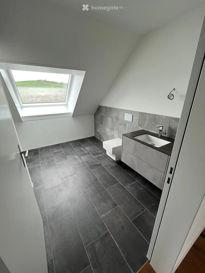 Appartamento moderno & intelligente di 3,5 locali con balcone, cantina & parcheggio sotterraneo a Oberhallau