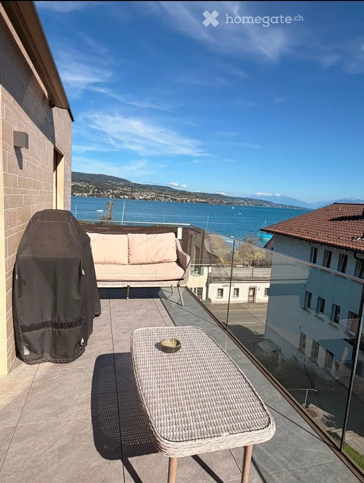 Incantevole appartamento mansardato di 4,5 locali su Seestrasse a Oberrieden
