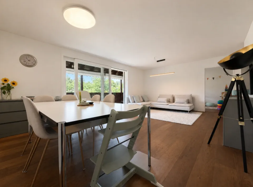 Appartement moderne 4.5 pièces avec balcon et vue sur le verdure