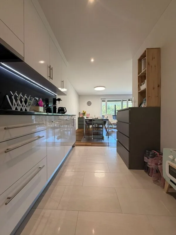 Appartement moderne 4.5 pièces avec balcon et vue sur le verdure