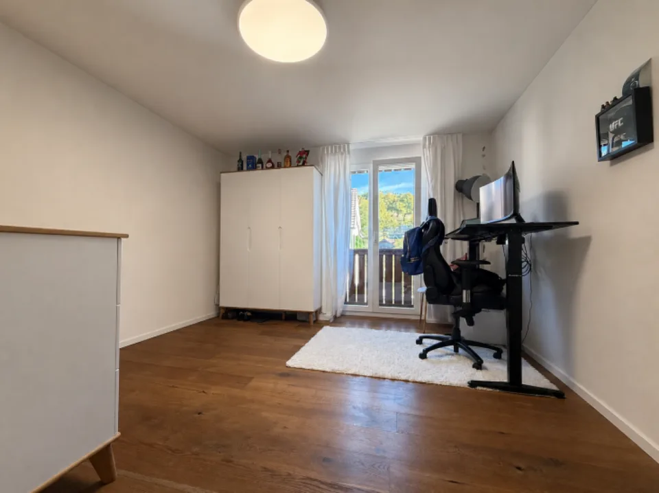 Appartement moderne 4.5 pièces avec balcon et vue sur le verdure