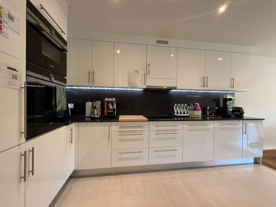 Appartement moderne 4.5 pièces avec balcon et vue sur le verdure