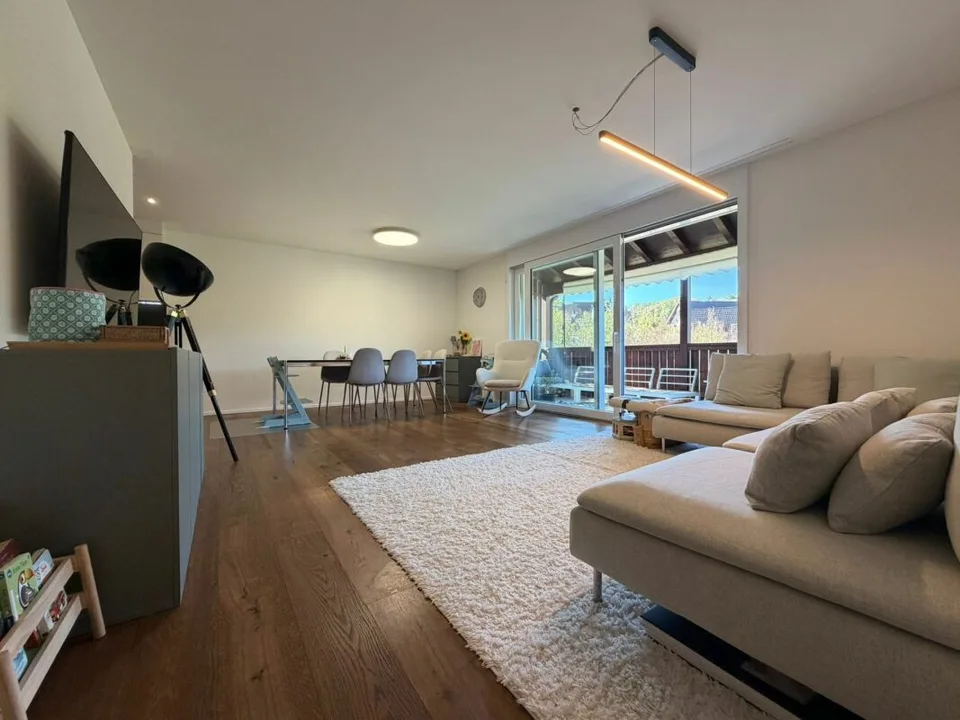 Appartement moderne 4.5 pièces avec balcon et vue sur le verdure