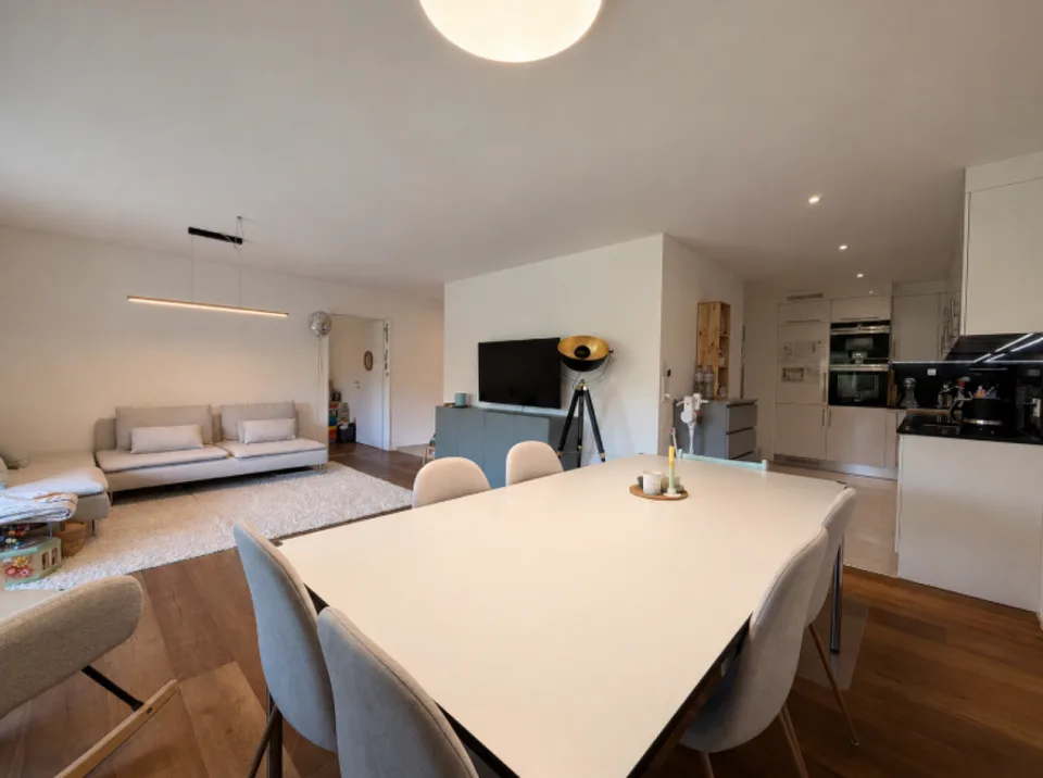 Appartement moderne 4.5 pièces avec balcon et vue sur le verdure