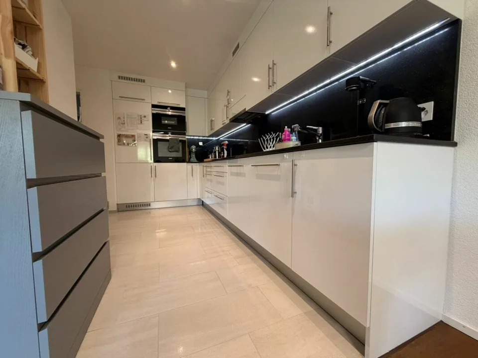 Appartement moderne 4.5 pièces avec balcon et vue sur le verdure