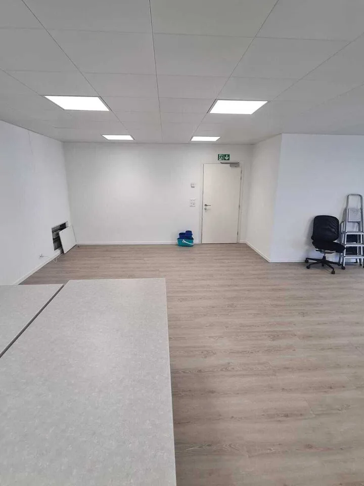 Idéal pour bureaux, salles de cours,formation, activité administrative – photo 4 sur 9