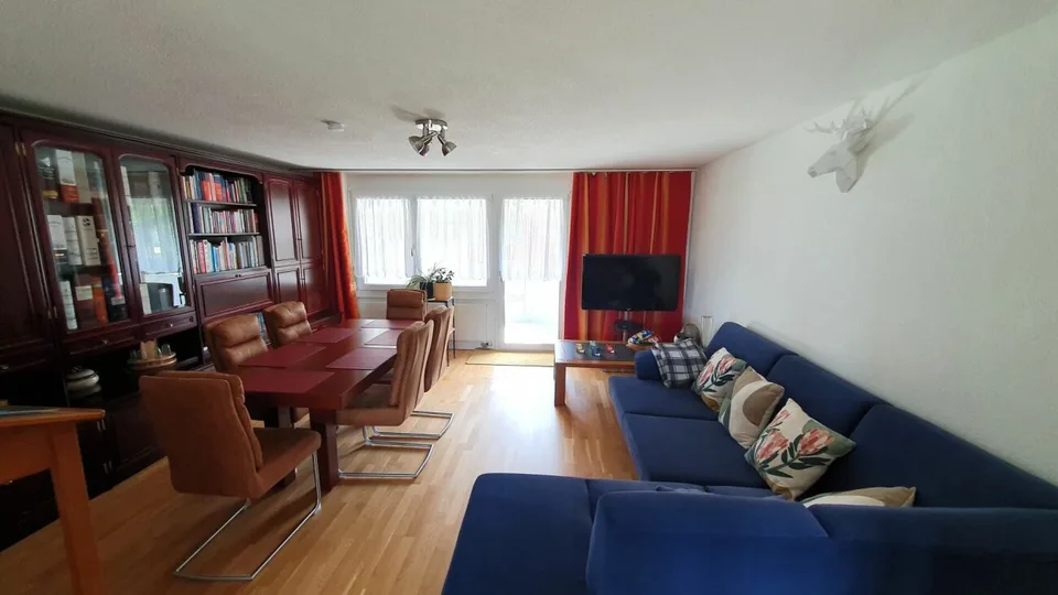 helle 4.5 Zimmer-Wohnung im Grünen
