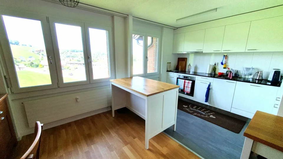 helle 4.5 Zimmer-Wohnung im Grünen