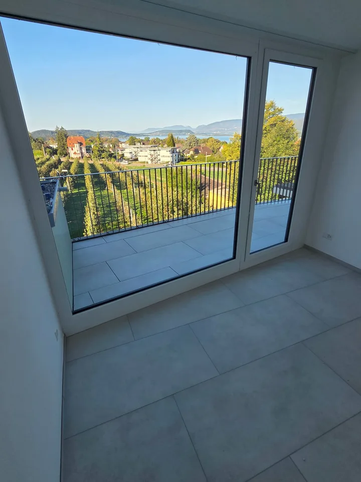 Appartamento attico esclusivo di 4 locali con vista lago