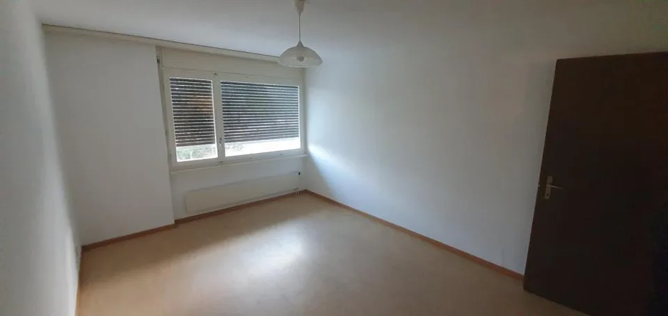 Grosszügige 2.5-Zimmerwohnung mit Balkon an ruhiger, grüner Lage – Foto 3 von 6