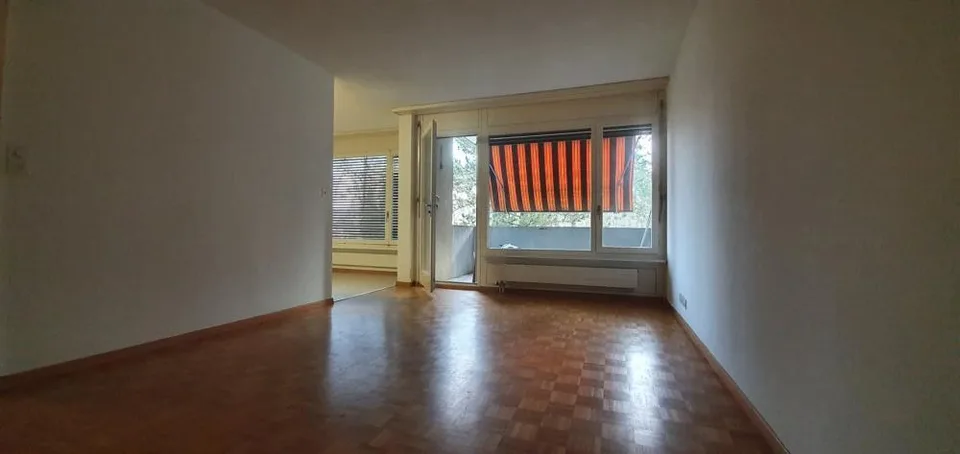 Grosszügige 2.5-Zimmerwohnung mit Balkon an ruhiger, grüner Lage – Foto 2 von 6