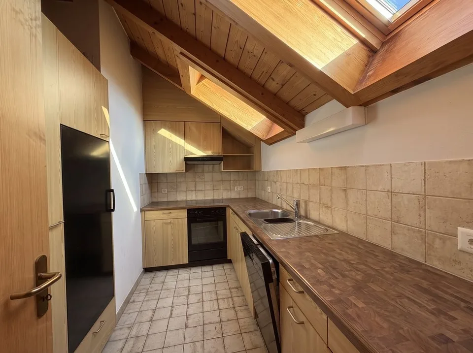 Arriver et se sentir chez soi : appartement mansardé de 3,5 pièces lumineux à Felsberg