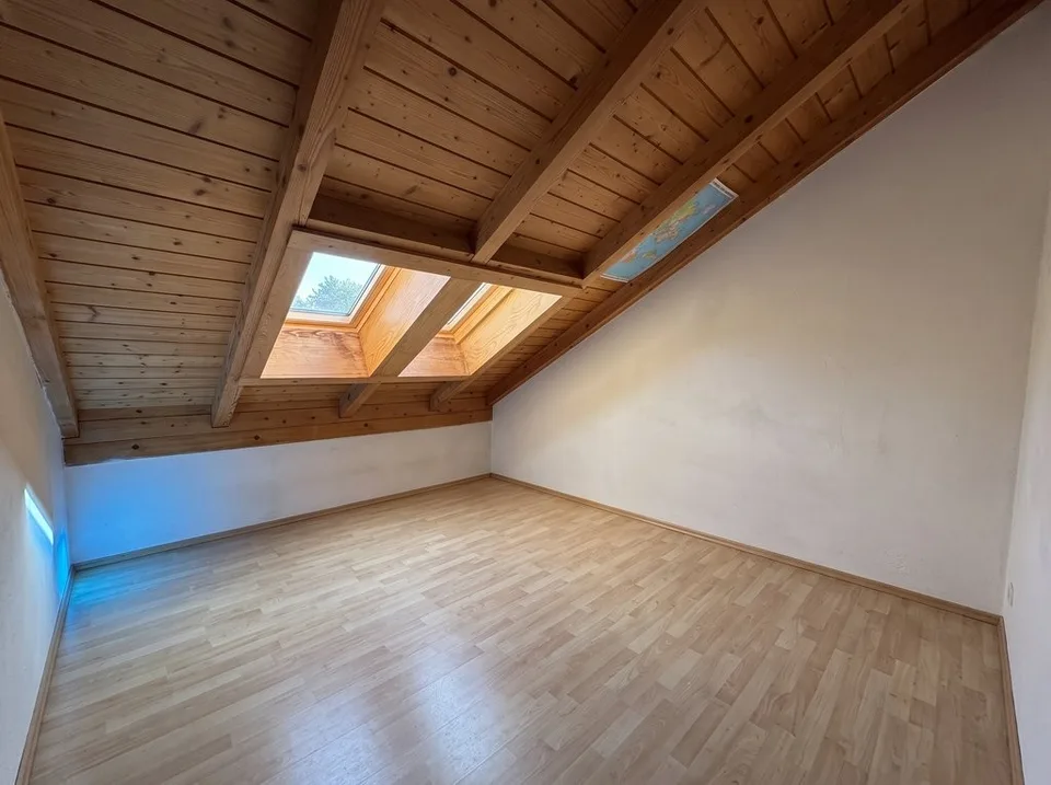 Arriver et se sentir chez soi : appartement mansardé de 3,5 pièces lumineux à Felsberg