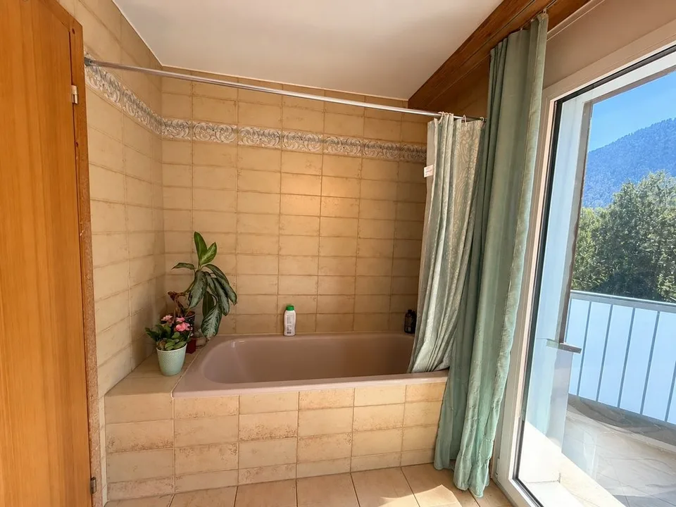Arriver et se sentir chez soi : appartement mansardé de 3,5 pièces lumineux à Felsberg