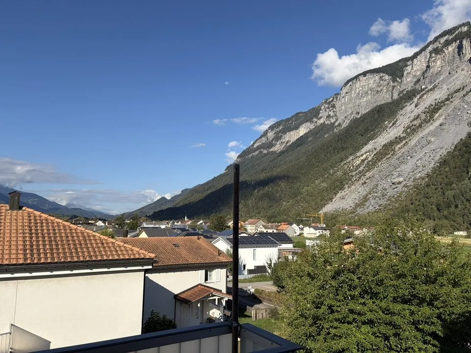 Arriver et se sentir chez soi : appartement mansardé de 3,5 pièces lumineux à Felsberg