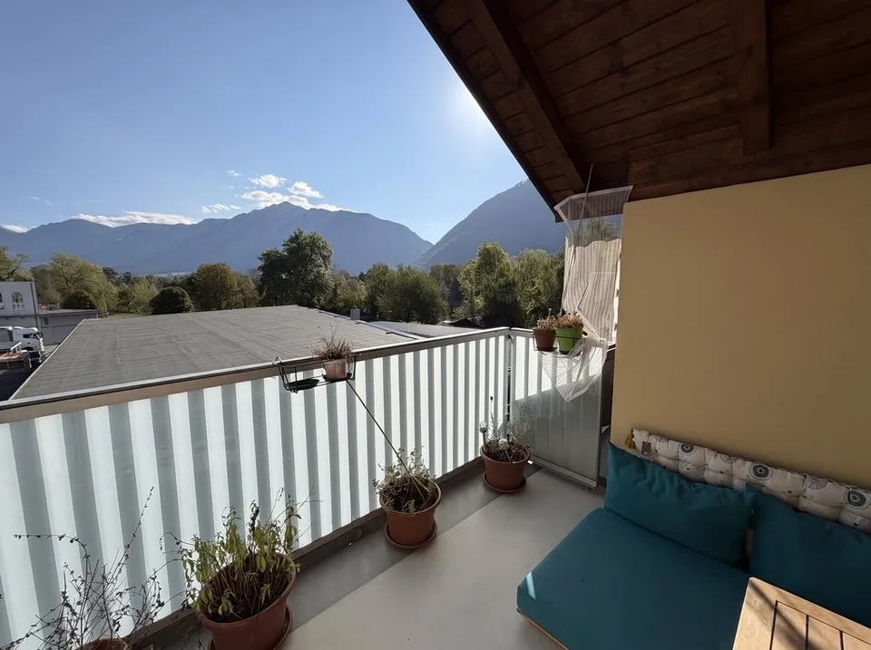 Arriver et se sentir chez soi : appartement mansardé de 3,5 pièces lumineux à Felsberg