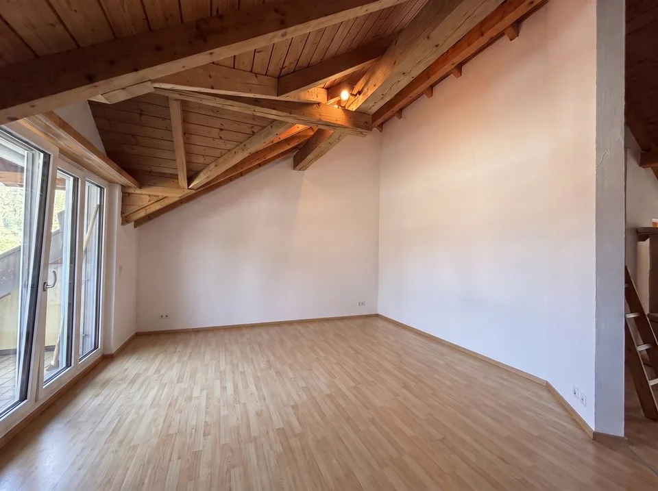 Arriver et se sentir chez soi : appartement mansardé de 3,5 pièces lumineux à Felsberg