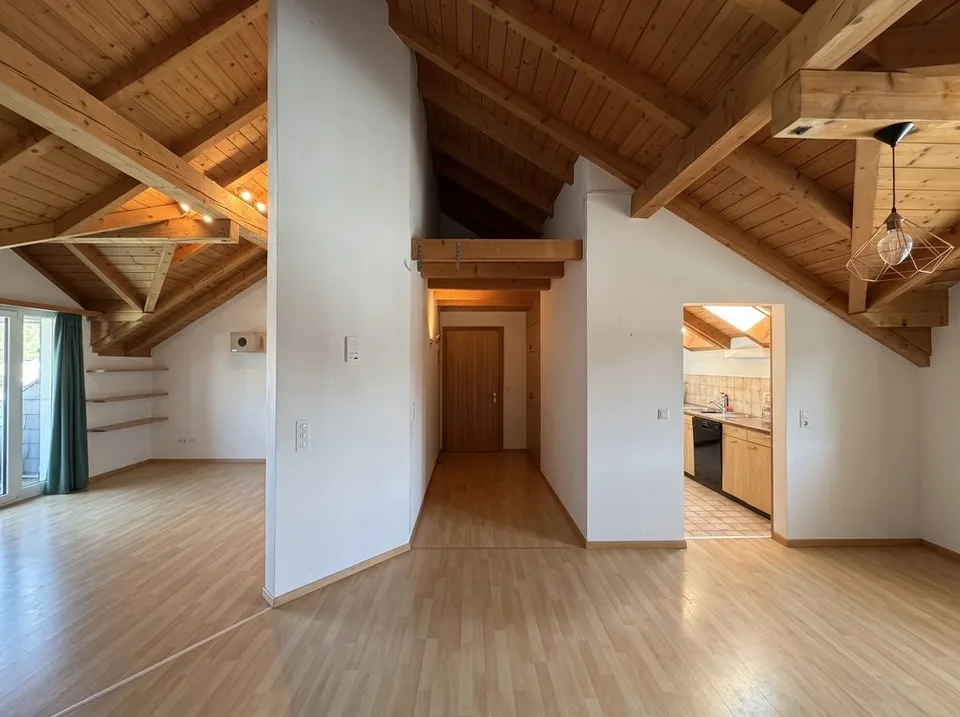 Arriver et se sentir chez soi : appartement mansardé de 3,5 pièces lumineux à Felsberg
